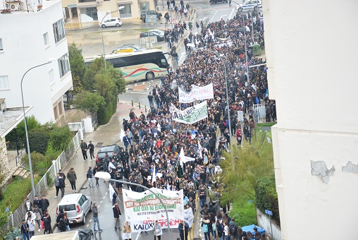 EDON for the thousands of students and students demonstrating at the Ministry of Education